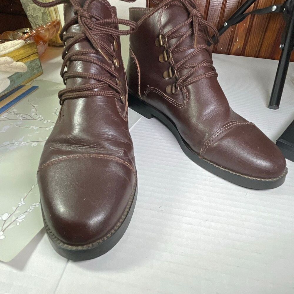 Chilis woman’s brown leather booties size 7 lace front.
